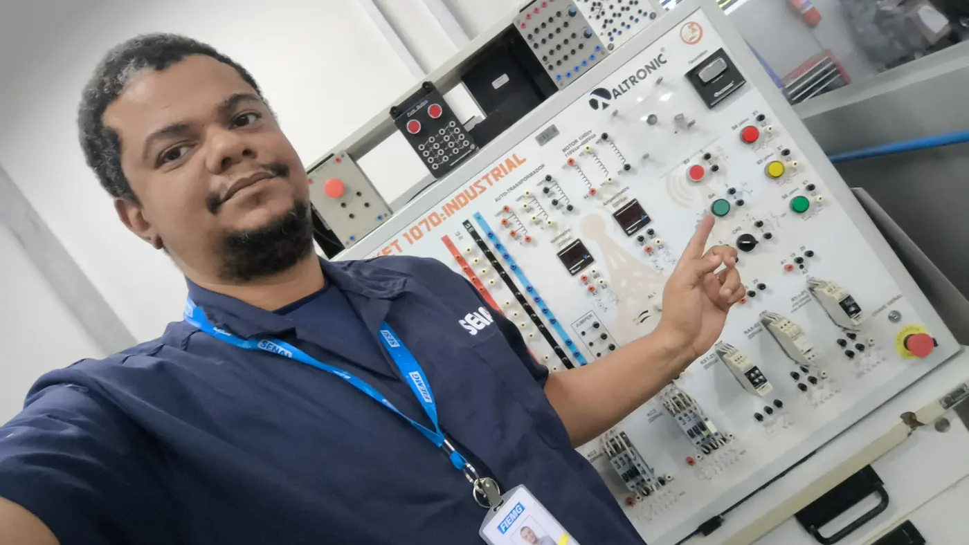 Mateus em laboratório de eletroeletrônica