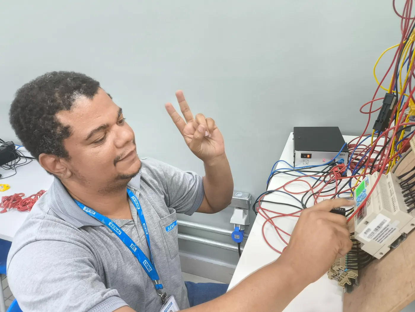 Mateus orientando uma atividade prática